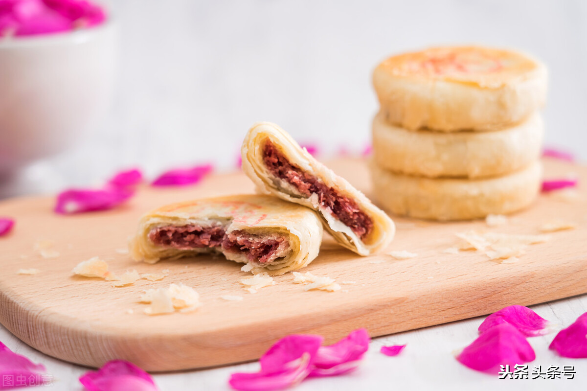 The rose flower cake is a special snack in Yunnan. It is famous for the