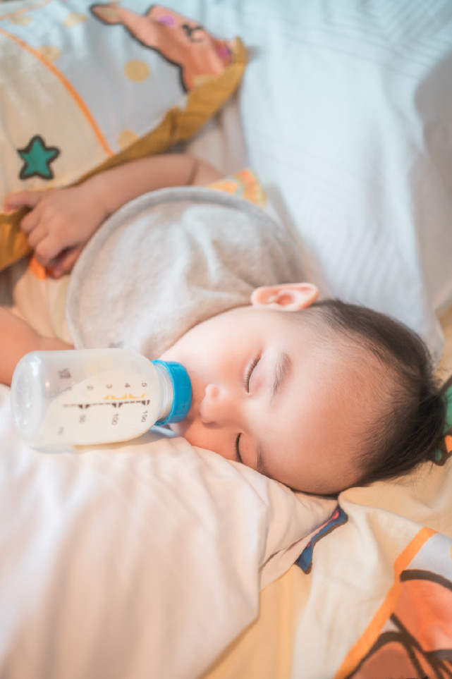 陈凯琳晒亲子时光，郑嘉颖掌镜拍下三代同堂合照，俩儿子颜值超高