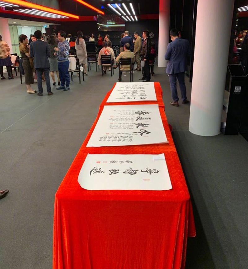 刘晓庆办书法展！65岁的年纪40岁的脸，戴超大翡