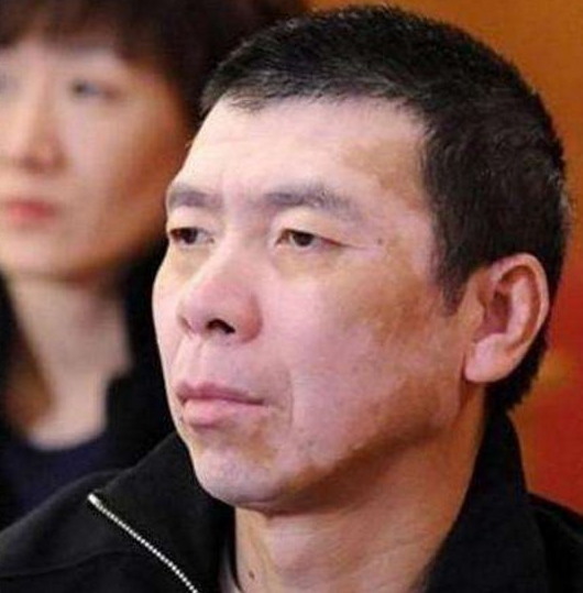 冯小刚：抛弃结婚15年的原配，40岁娶小10岁徐帆
