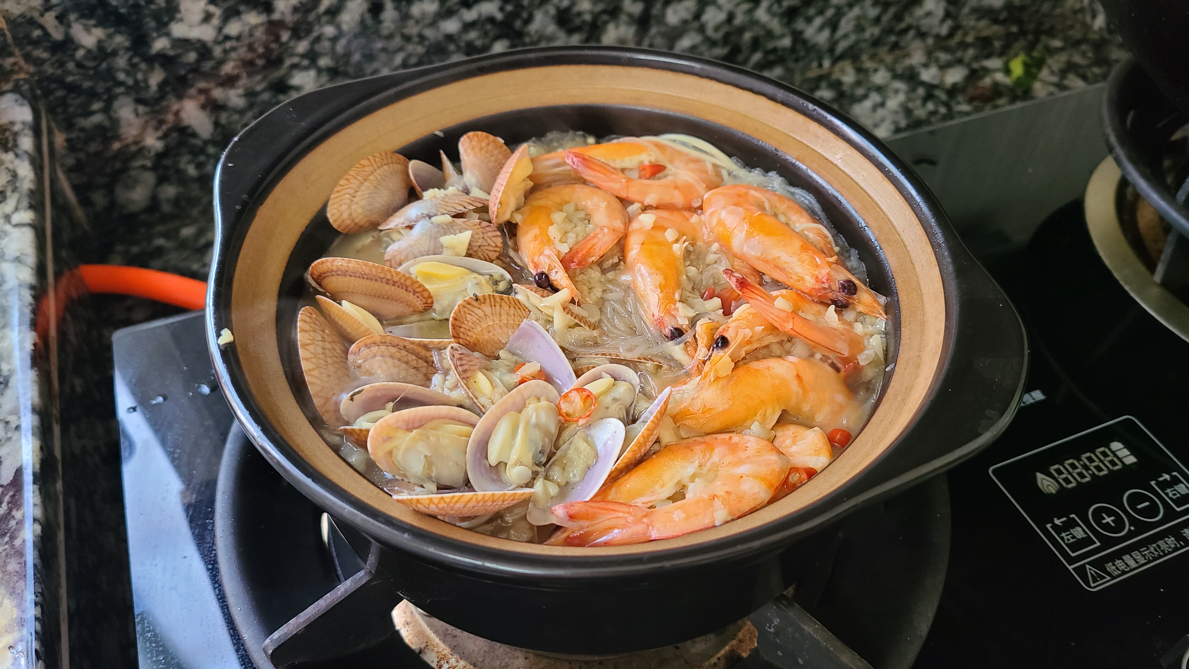 廣東人都愛吃這一道海鮮粉絲煲，味道鮮美，吃過的人都說好