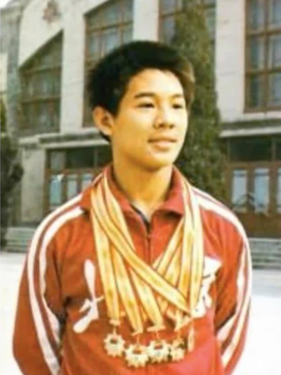 李连杰大火后，请大哥做助理年薪120万，为啥二
