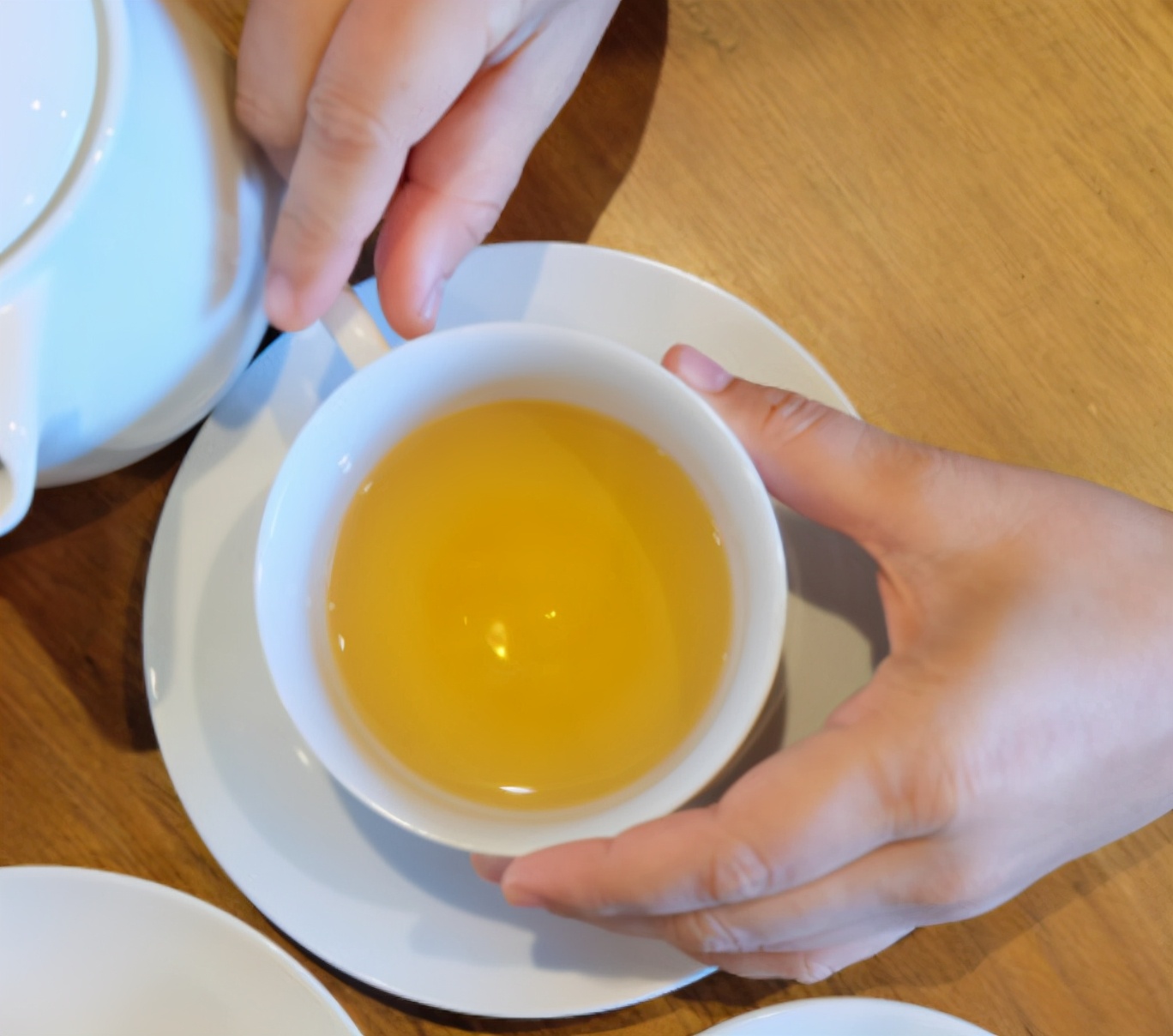 What does it mean to knock on the table three times when serving tea to