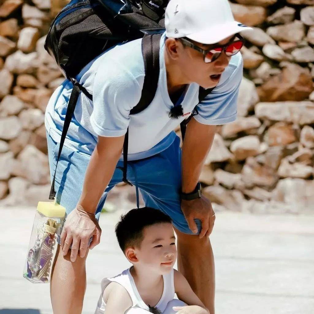 从贫民窟爬出来的陈小春，成名后为何不去找被