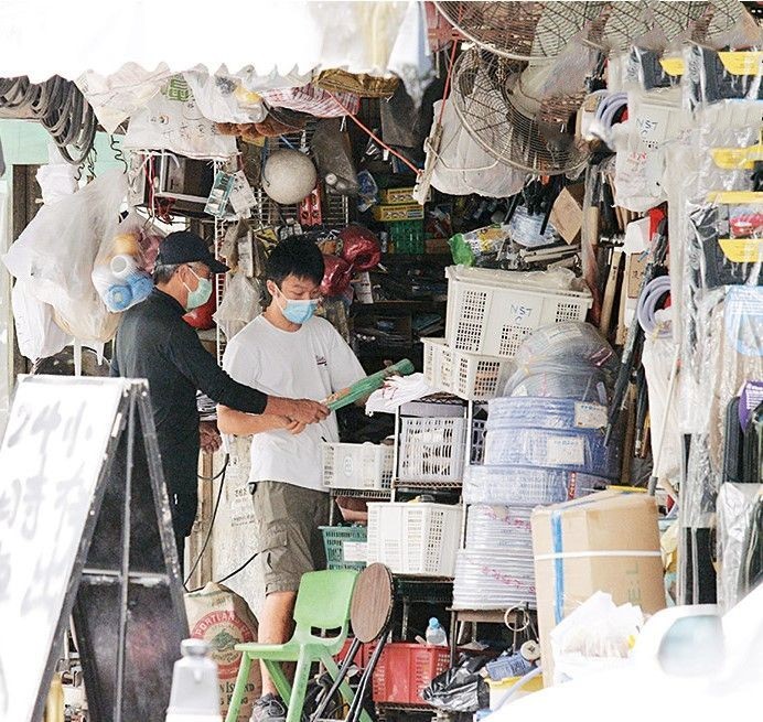 65岁周润发坚持跑步，头发花白但精神矍铄，与外籍友人亲切合影