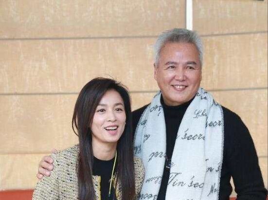 员工|林瑞阳公司员工回应单膝领粥 自称有教养应该跪，被解读过度