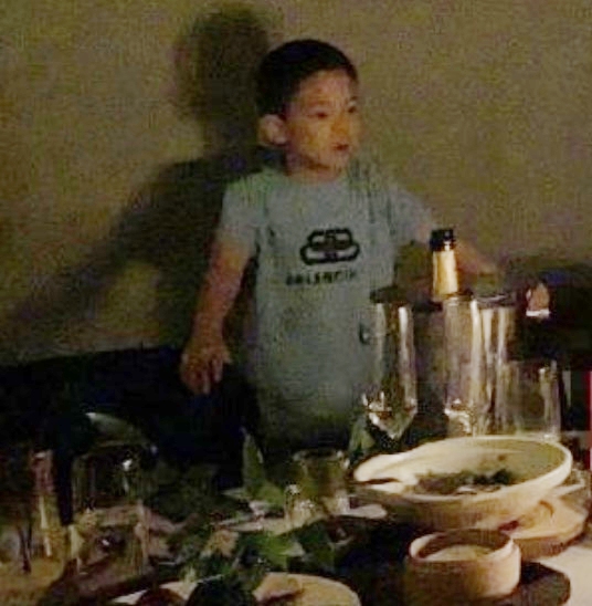 杜江晒与霍思燕双手合十许愿庆生，嗯哼待角落可怜兮兮被侃捡来的