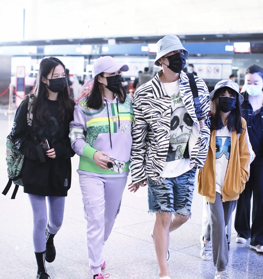 鐘麗緹一家四口出行，貼身緊挽小12歲嫩夫，兩女兒筆直長腿吸睛