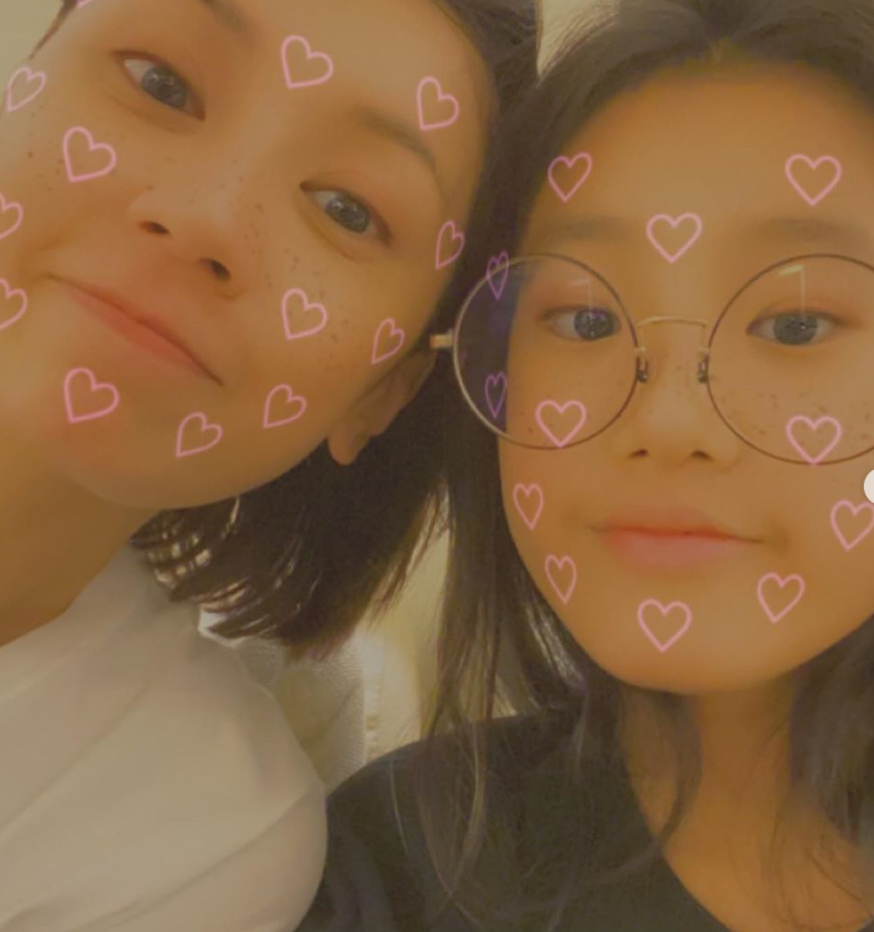 梧桐妹晒照为贾静雯庆生，母女情深似姐妹，15岁继承妈妈高颜值