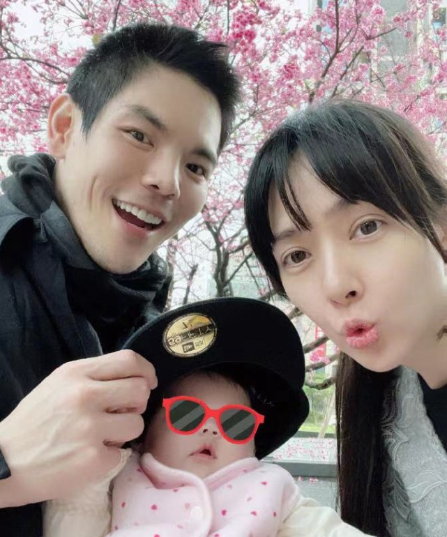 郭碧婷帶娃出行，倆保姆一保鏢護駕，向華強抱孫女溜滑梯童心未泯