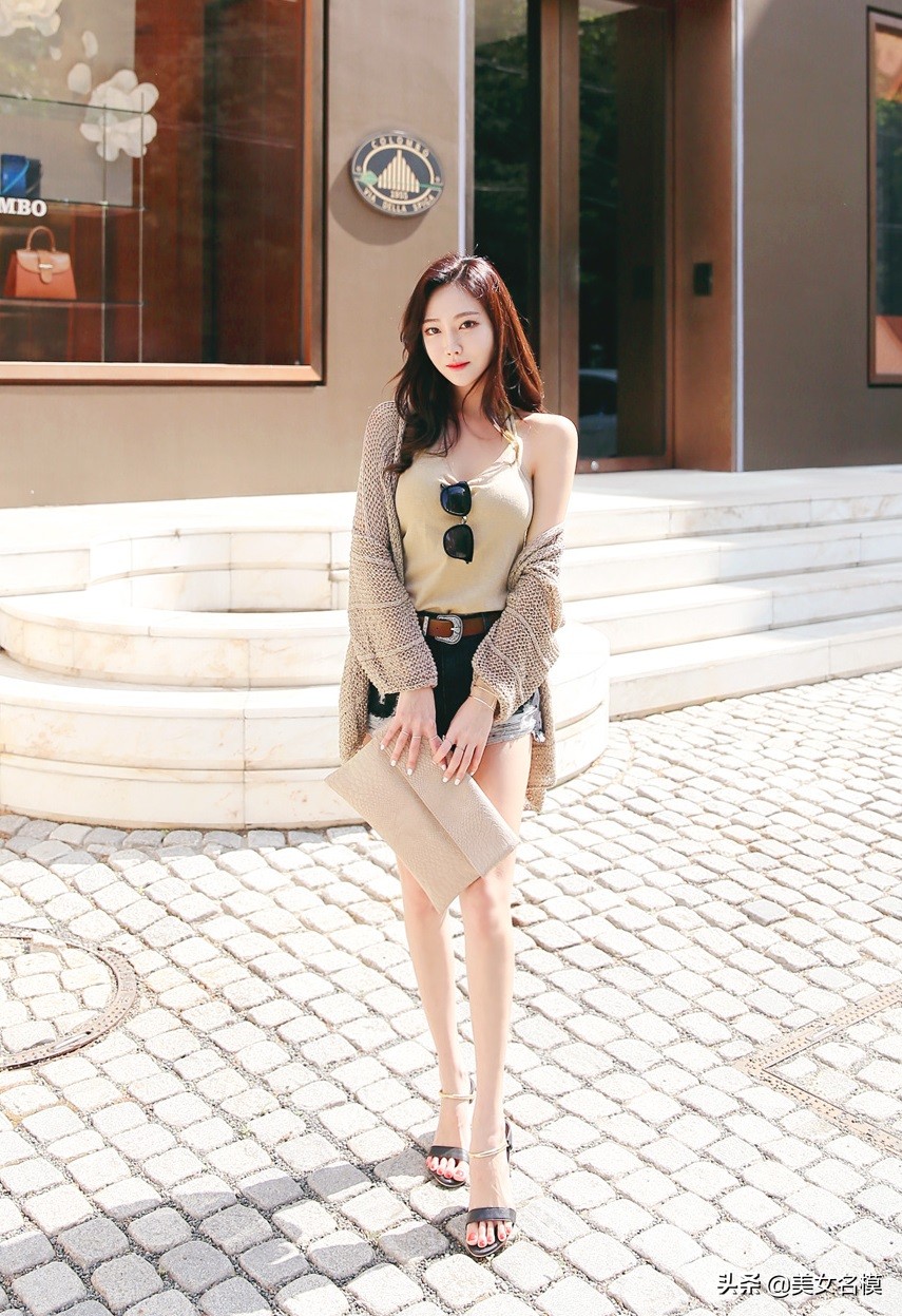 掛脖小背心牛仔短褲，曼妙背影露出小性感