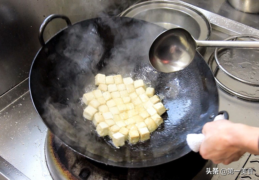 How to fry tofu in a nonstick pan without breaking, the chef shares