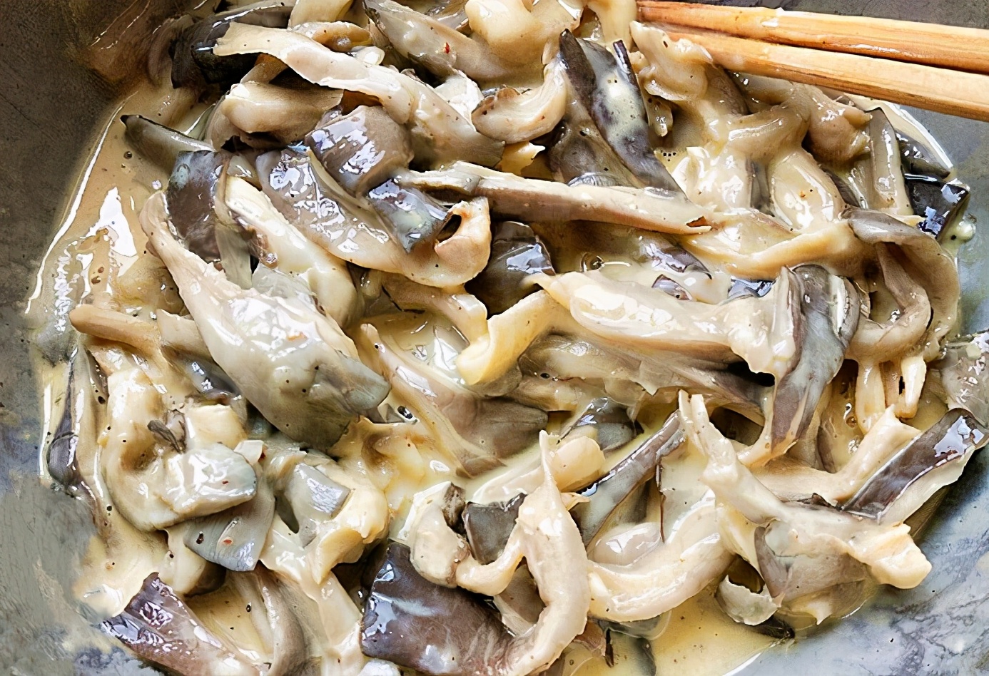 炸蘑菇，不要直接裹麵粉炸，牢記“2竅門”，炸好後香酥味道好