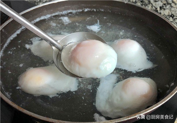Boil the poached eggs, add 2 more steps after the water is boiled, the non-stick pan has no fishy smell, the eggs are tender and intact and do not bloom