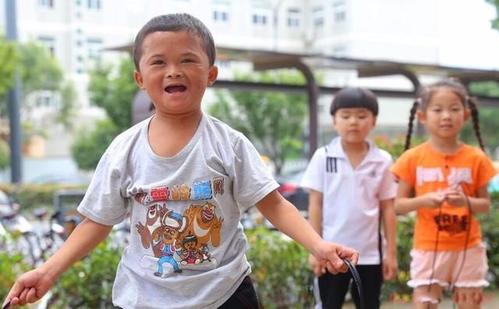 4歲男孩因神似鄧倫走紅，妹妹也撞臉楊紫，網友：真羨慕孩子媽媽