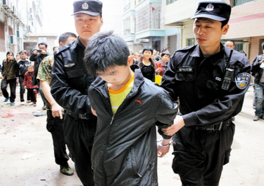 为上网玩游戏，12岁少年杀害姑姑一家三口，细说2012年湖南命案