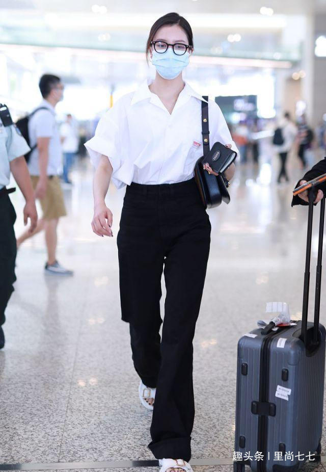 被曝恋张一山后宋妍霏走机场，亲爸来接机，戴