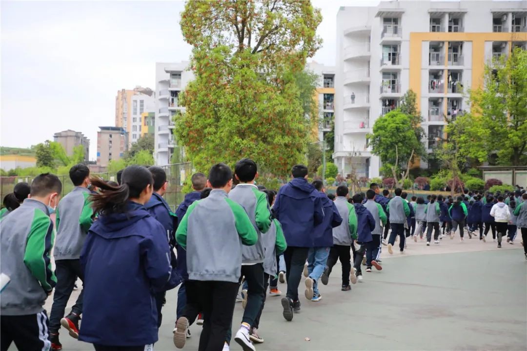 西充中学举行防震避险应急疏散演练