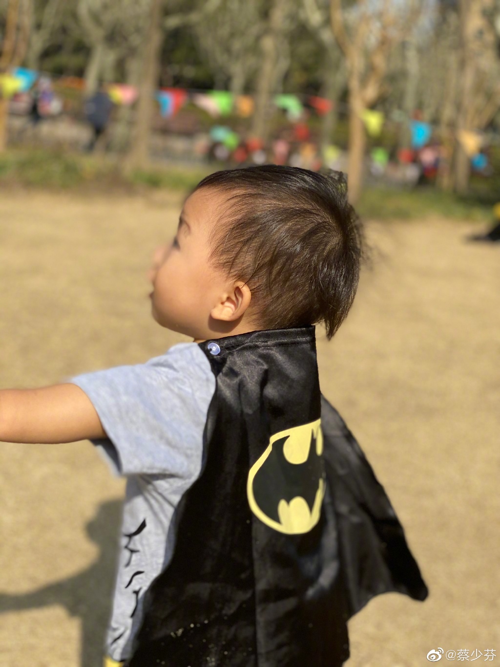 蔡少芬帶兒子逛公園，1歲魚蛋穿短袖滿場跑，孩子多卻不戴口罩
