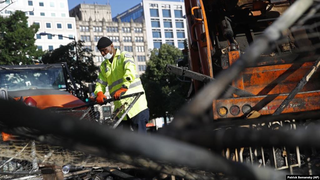 特朗普被示威吓到，躲进白宫地下堡垒！警察、特工与抗议人群混战