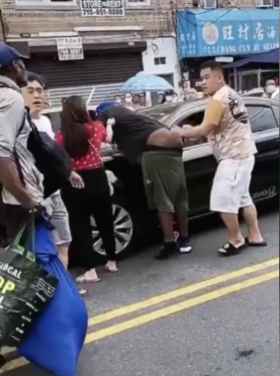 黑人街头大喊“傻X中国人”，华裔男子挥拳猛揍，网友评论：大快人心
