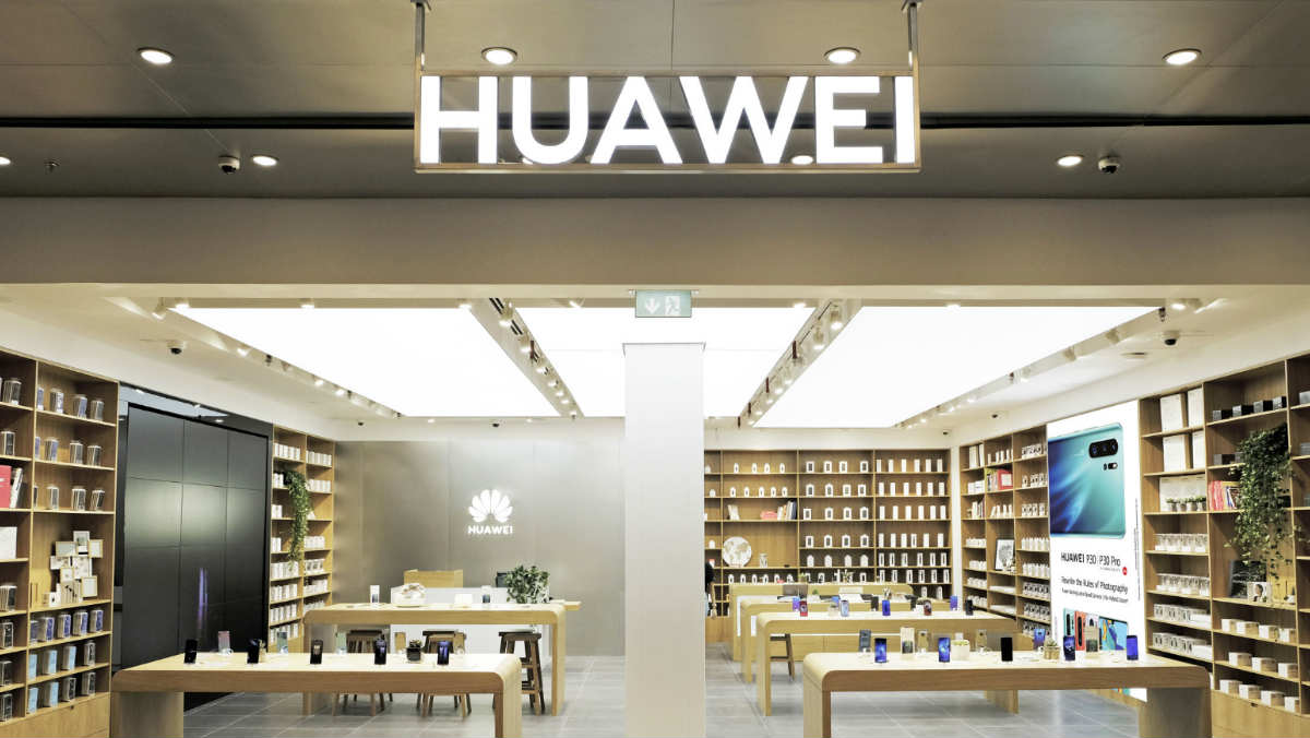 2020第四季度，小米手机出货量跃升全球第三，华为大跌40%