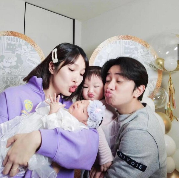 李亞男曬全家福，王祖藍基因太強，兩個小女孩都像他