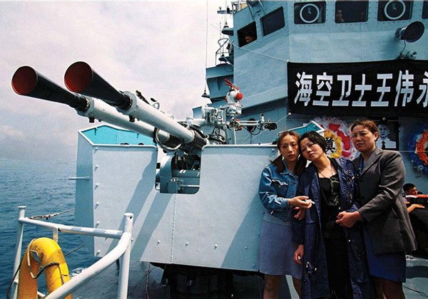 南海撞机后美国态度嚣张，中国：想要人员和飞