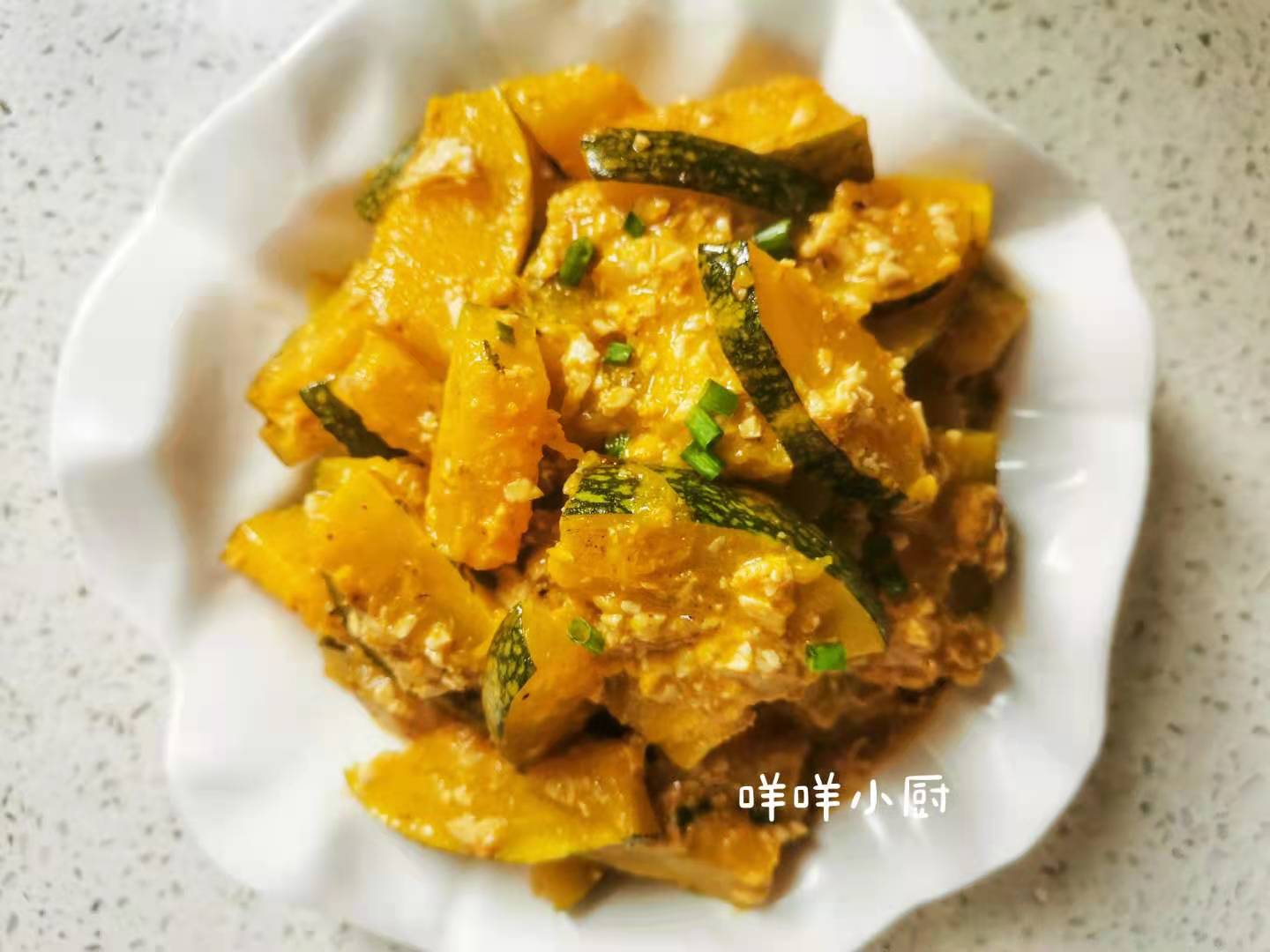 秋天吃南瓜健脾养肺，分享南瓜的新吃法，做法简单，味道咸鲜独特