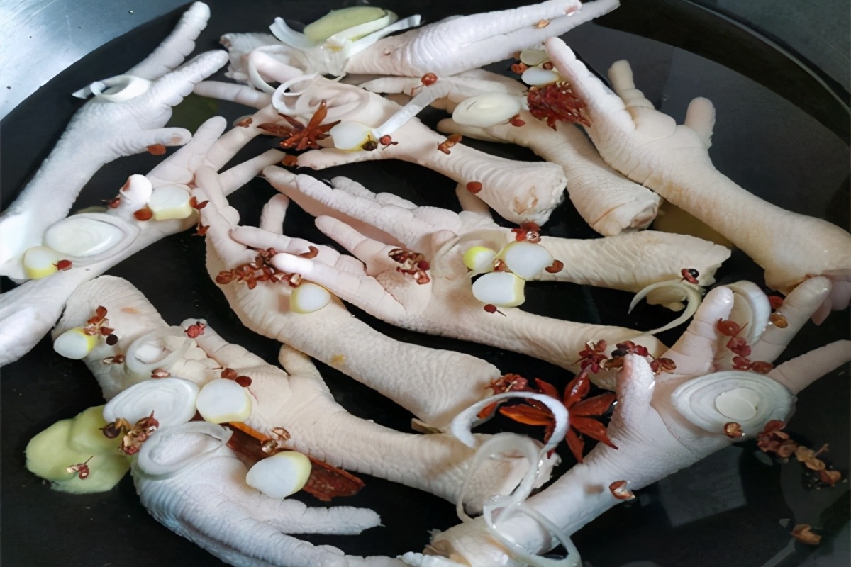 Dish of the eve of the lunar New Year -- the cate of small hot, acerbity bright -- lemon does not have bone phoenix claw