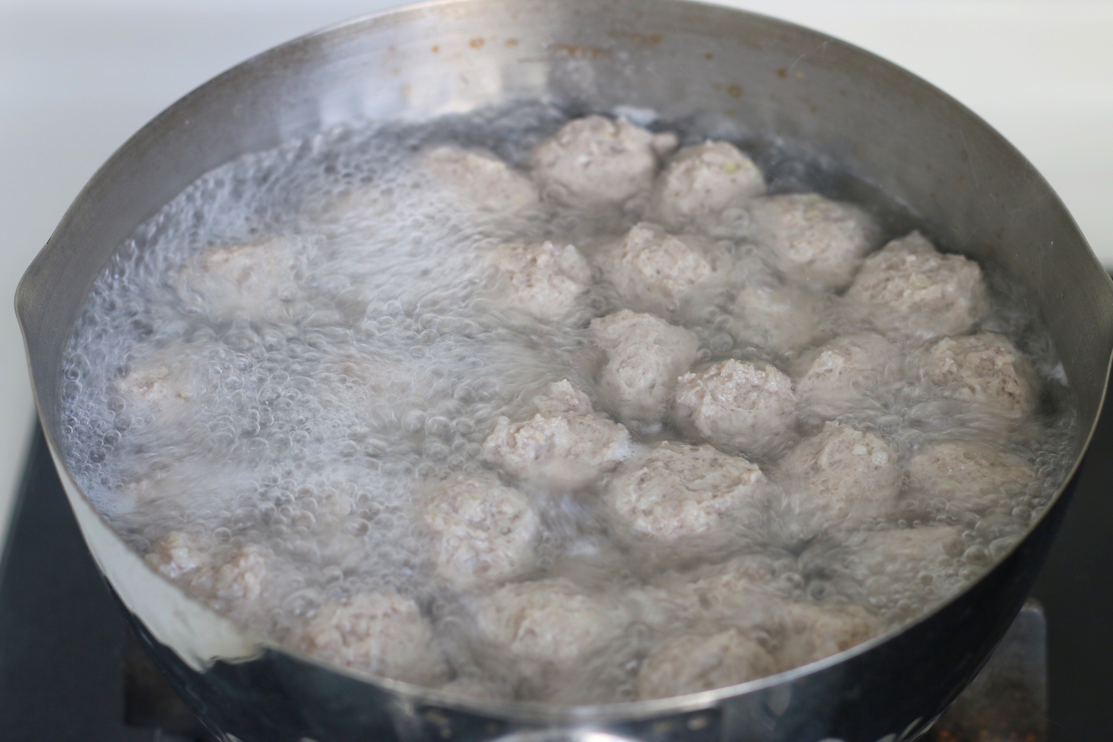 煮肉丸紫菜湯，不要加澱粉和雞精了，肉丸嫩湯鮮美，訣竅公開
