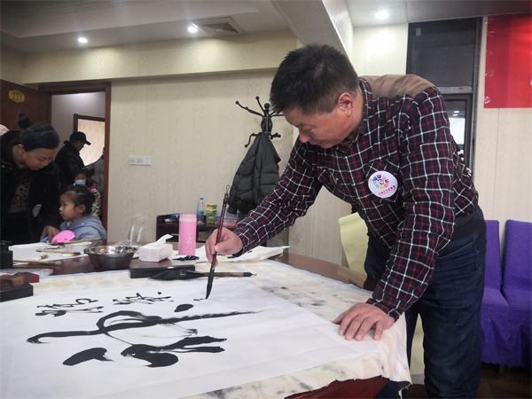 淮安：企业、画院在“志愿者日”携手开展书画赠百姓活动