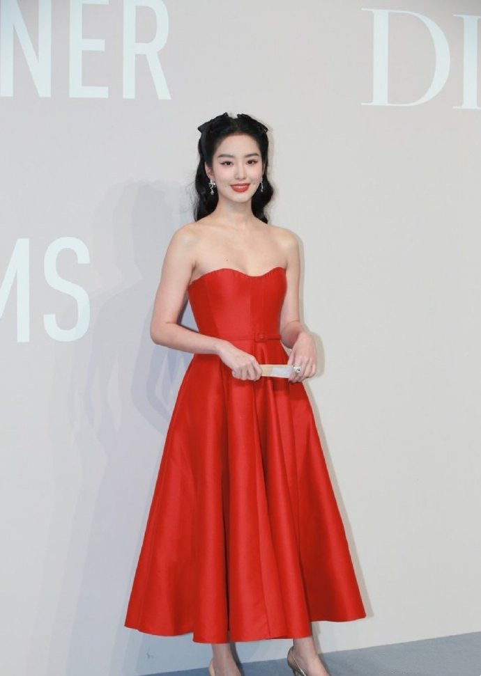 田亮一家同框，森碟穿红裙腰线往上提，看着比叶一茜腿还长一截