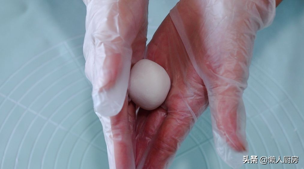 年糕不用買，撒點糯米粉，加點熱水自己做，咬一口，還會爆漿