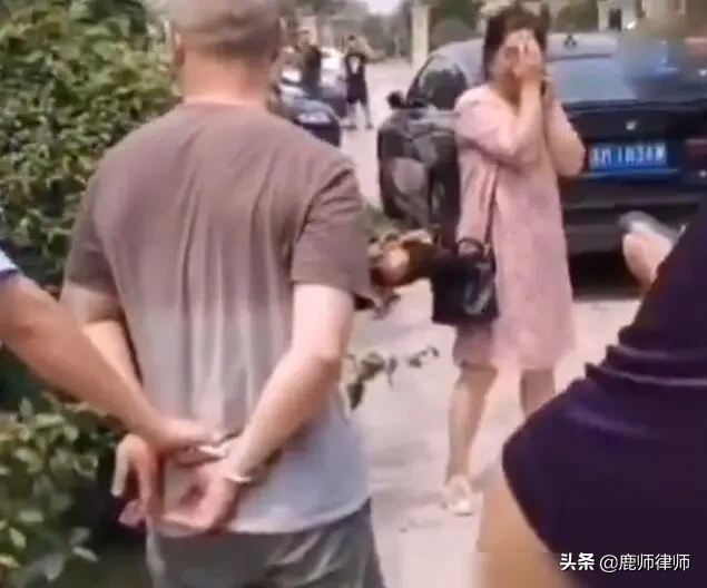 江苏46岁男子打死42岁男子，疑为抢车位！一旁女