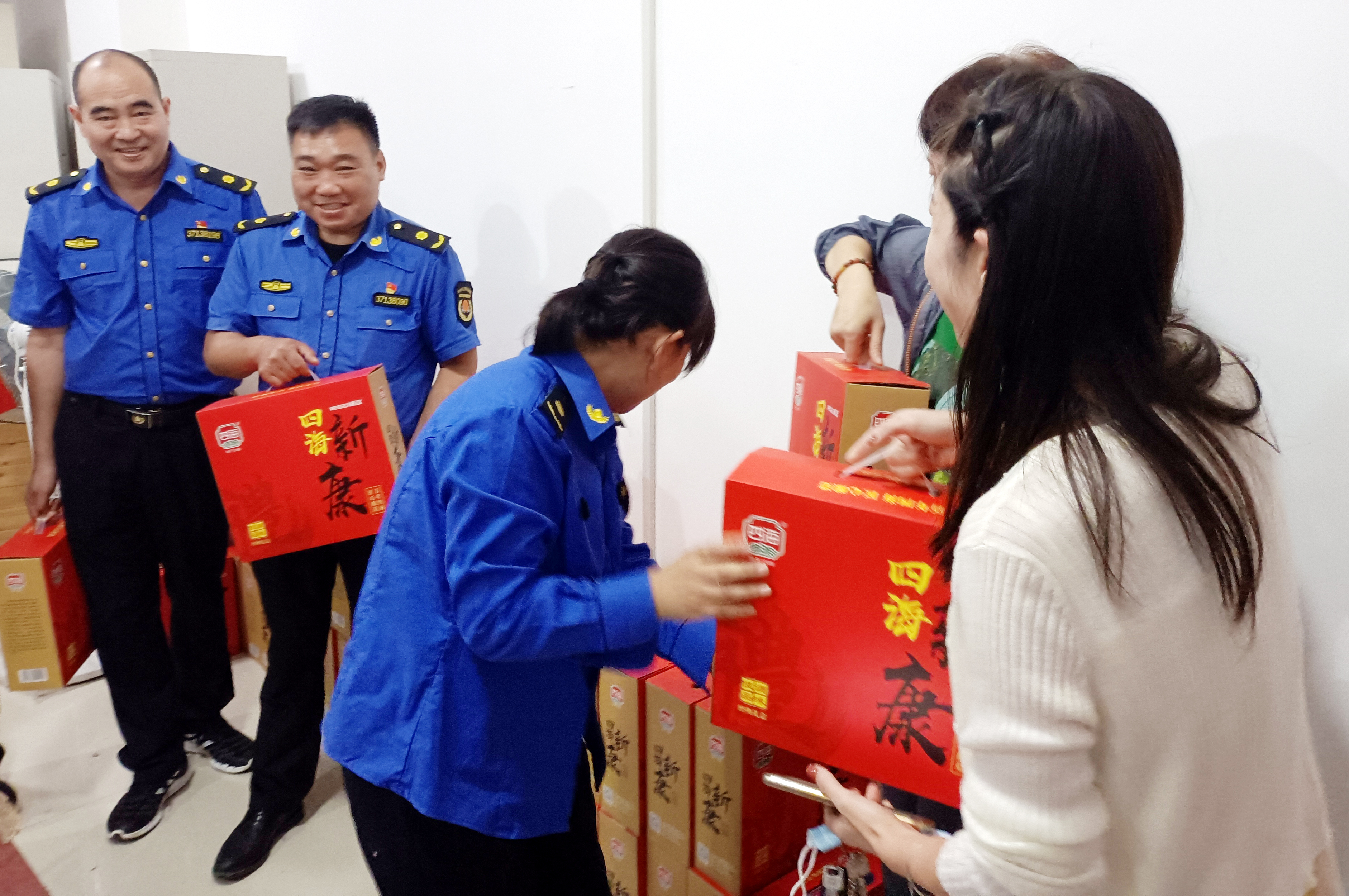 临沭县总工会开展为综合行政执法局职工送福利活动
