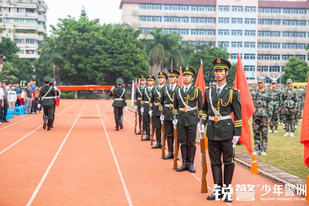 军事素质拓展：一身戎装，乘风破浪