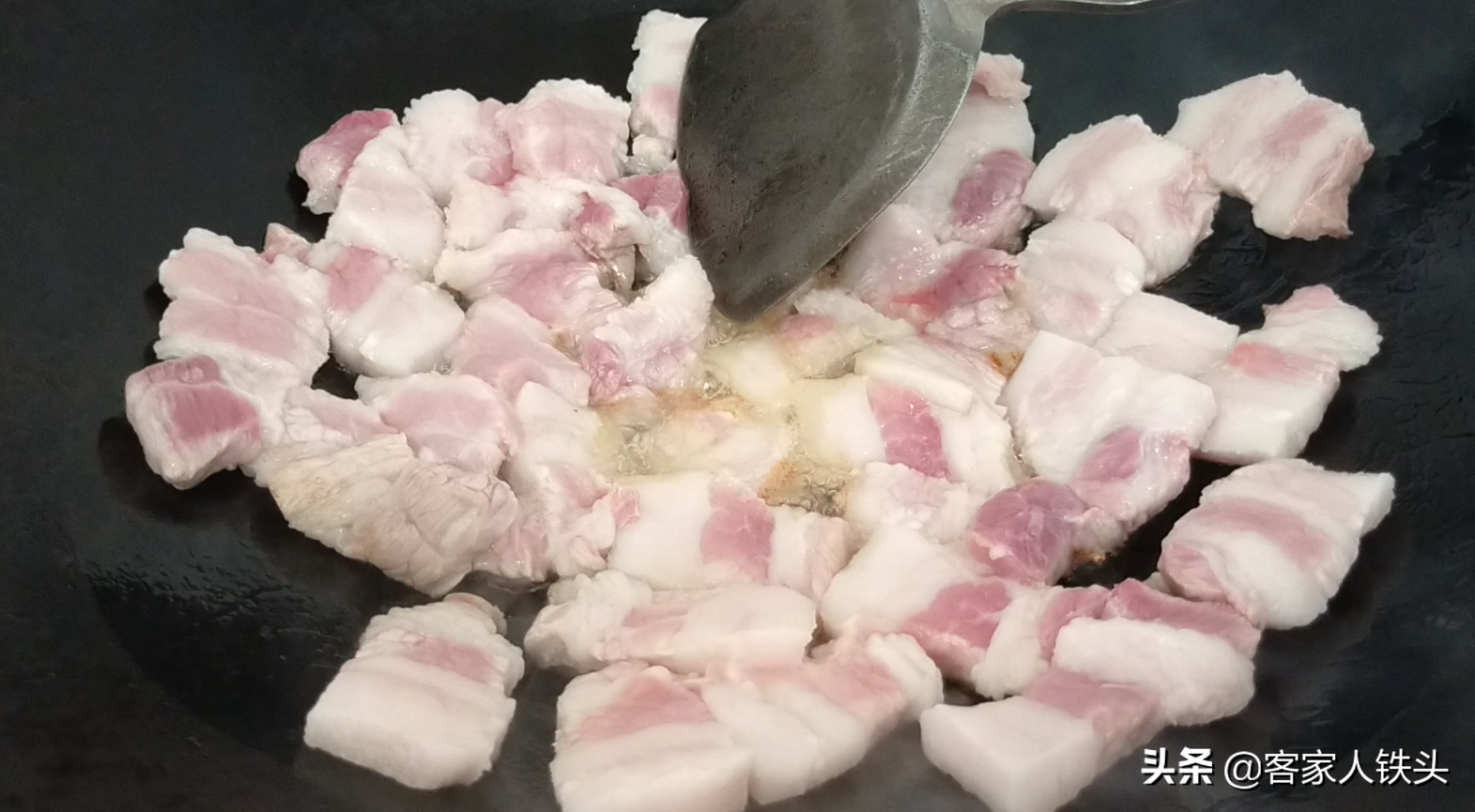 油豆腐和肉最過癮的吃法，不釀不蒸，大刀一切簡單做，噴香又下飯