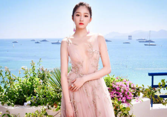 有种"偏心"叫关晓彤父母，妹妹是人气明