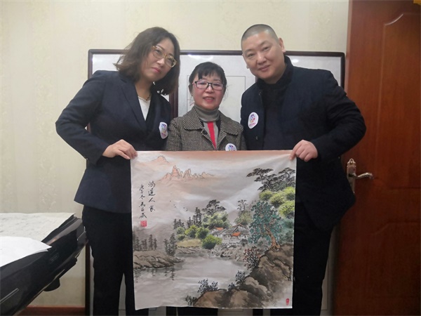淮安：企业、画院在“志愿者日”携手开展书画赠百姓活动