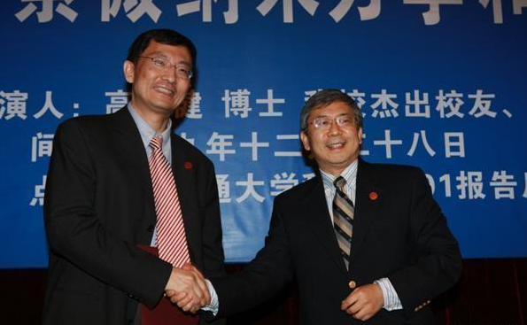 中国培养的高材生，中美德三国抢着要他，他深思后加入美国国籍