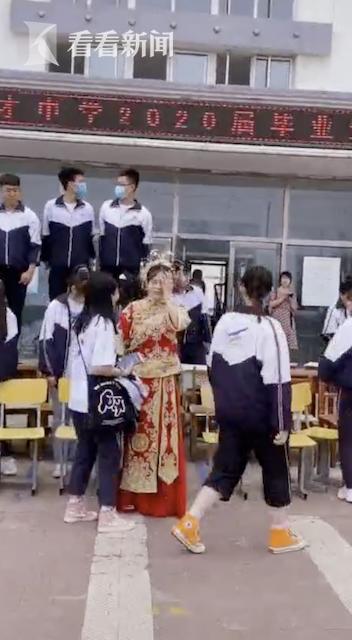 老师身披嫁衣赶去和学生拍毕业照 在场的都哭了