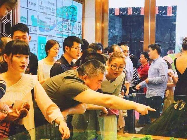 持有2套房的注意，学者公开建议，“房产税”应按“阶梯式”收取