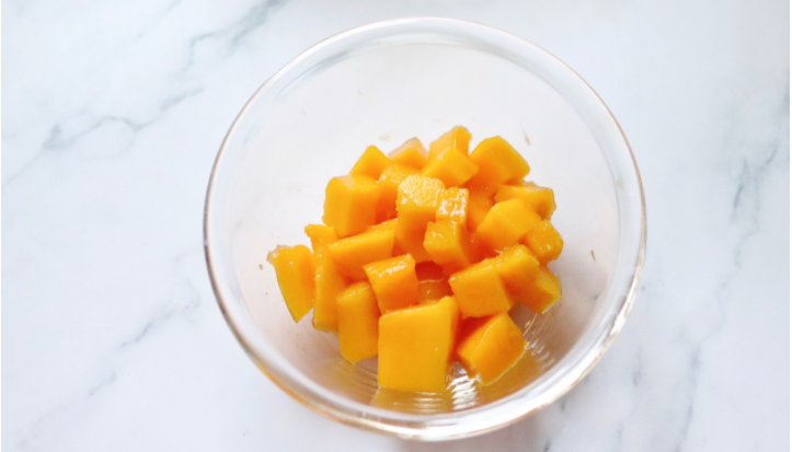 1个芒果，1袋酸奶，教你在家做芒果千层糕，入口香甜真好吃