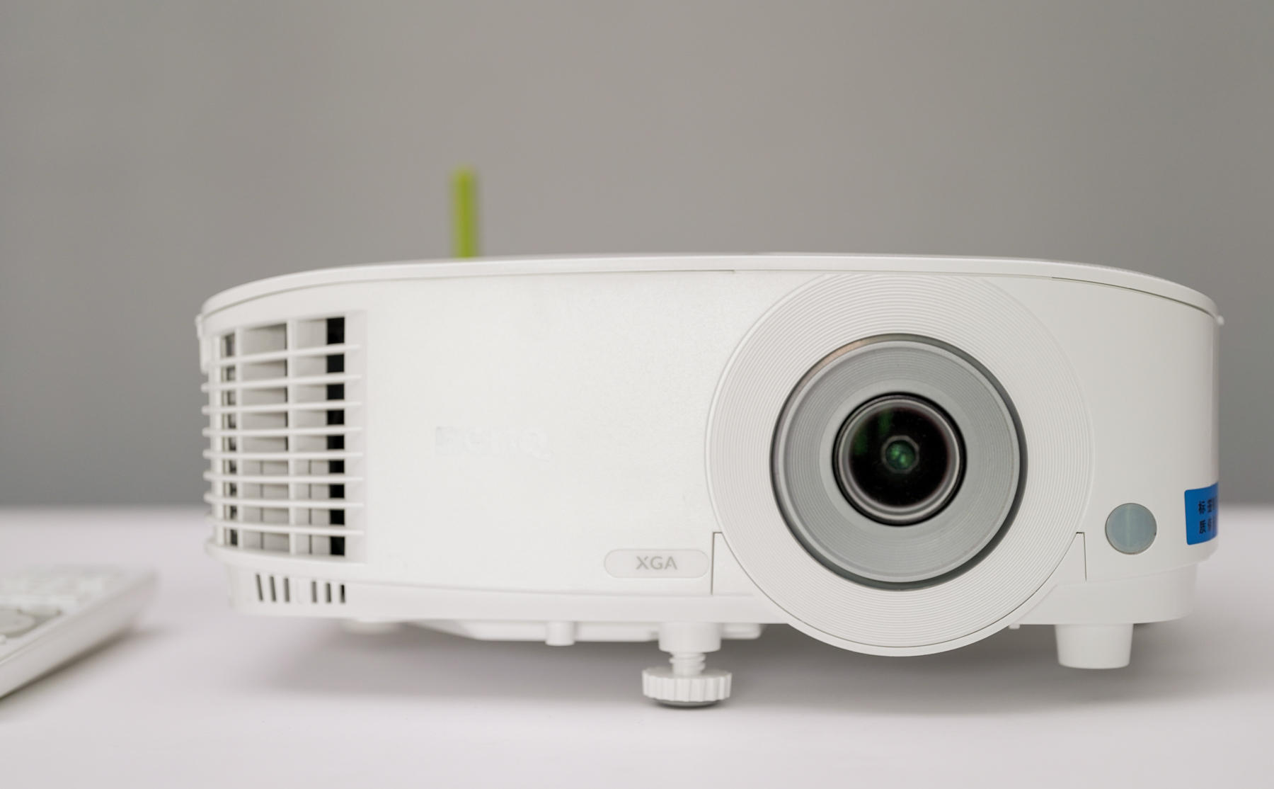 BenQ E520 Smart Business Projector Review It's hard to return once it is used!The first choice