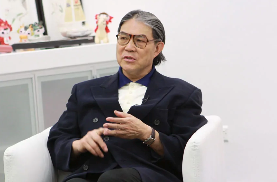 郭晶晶公公罕露面，75岁霍震霆独自逛平价店，头发斑白穿着朴素