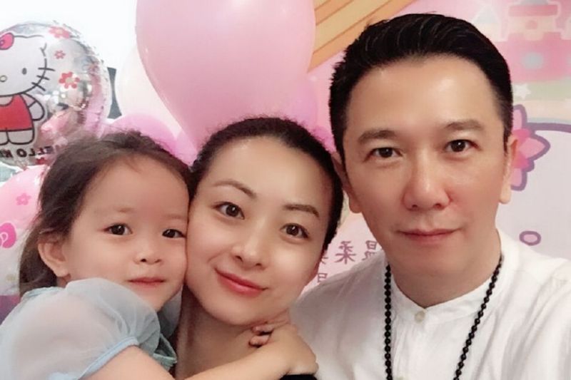 温兆伦全家福近照,总资产多少亿?