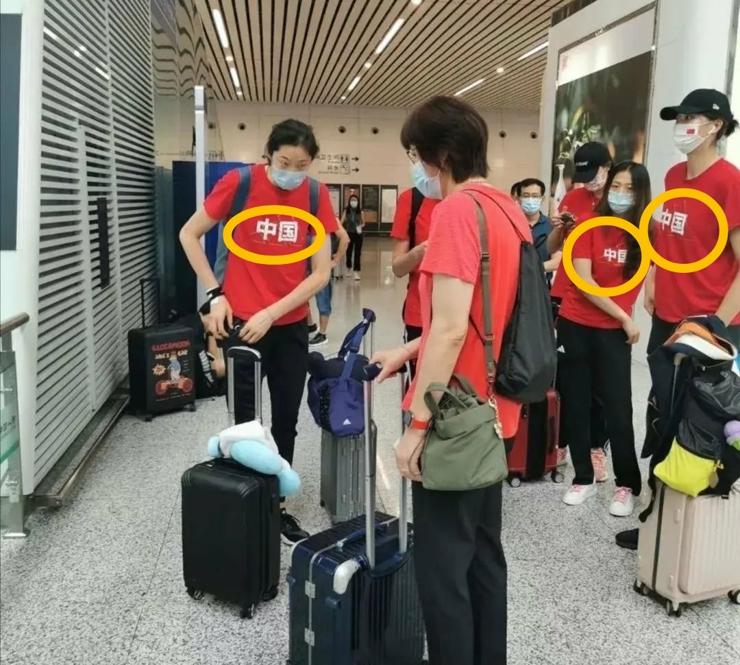郎平携女排低调现身车站，朱婷手贴纱布惹人心疼，衣服上俩字抢镜