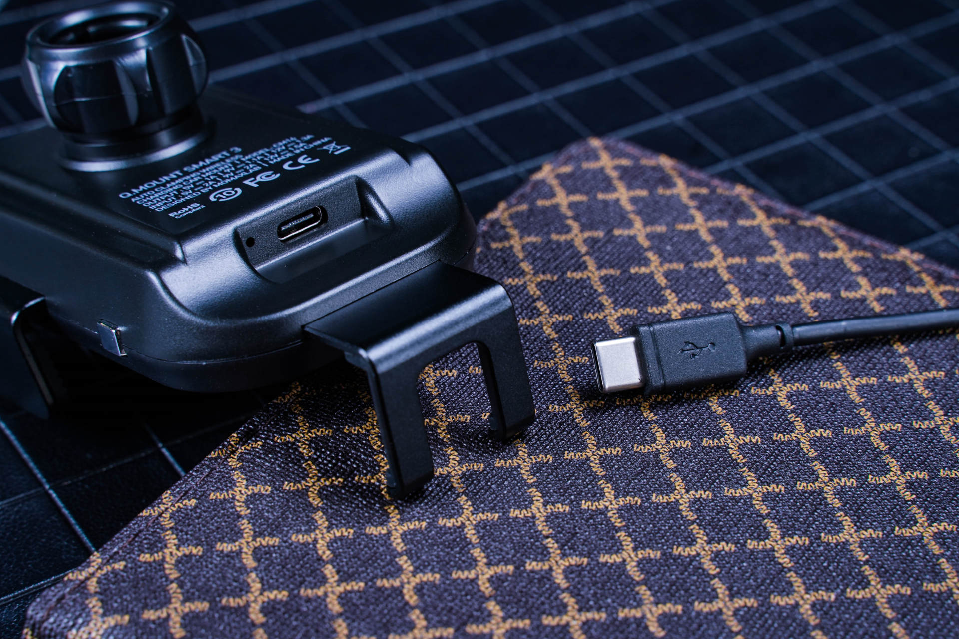 张弛有度，15W快充入手MOMAX摩米士车载无线充电手机支架