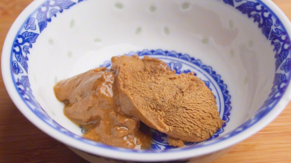 調芝麻醬時，不要馬上加水調，大廚教你一招，細膩爽滑吃起來更香